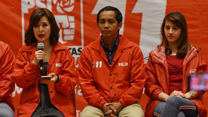 Ketua Umum Partai Solidaritas Indonesia (PSI) Grace Natalie (kiri) didampingi Sekjen Raja Juli Antoni, dan Ketua DPP Tsamara Amany memberikan keterangan pers terkait sikap partai pada Pemilihan Presiden 2019 di Jakarta, Sabtu (11/8/2018). ANTARA FOTO/Indrianto Eko Suwarso.