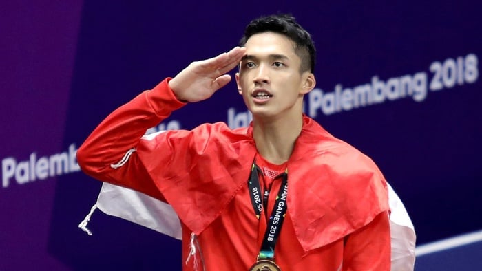 Pebulu tangkis tunggal putra Indonesia peraih medali emas Asian Games 2018 Jonatan Christie melakukan penghormatan kepada bendera Merah Putih saat upacara penyerahan medali di Istora Senayan, Jakarta, Selasa (28/8/2018). ANTARA FOTO/INASGOC/Nafielah Mahmudah/tom/18.