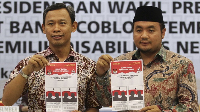 Komisioner KPU Pramono Ubaid bersama Komisioner Bawaslu Afifuddin menunjukkan contoh surat suara pemilihan Presiden dan Wakil Presiden pada uji publik desain surat suara Pemilu di gedung KPU, Jakarta, Jumat (14/9/2018). ANTARA FOTO/Dhemas Reviyanto