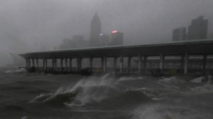 Topan Mangkhut di Victoria Harbour, Honk Kong. AP/Vincent Yu