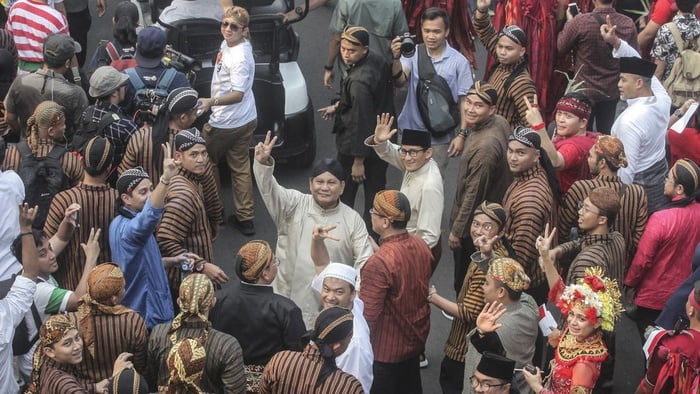 Pasangan Capres-Cawapres nomor urut 2 Prabowo Subianto - Sandiaga Uno mengangkat tangan bersama pada acara Deklarasi Kampanye Damai dan Berintegritas di kawasan Monas, Jakarta, Minggu (23/9). ANTARA FOTO/Muhammad Adimaja.