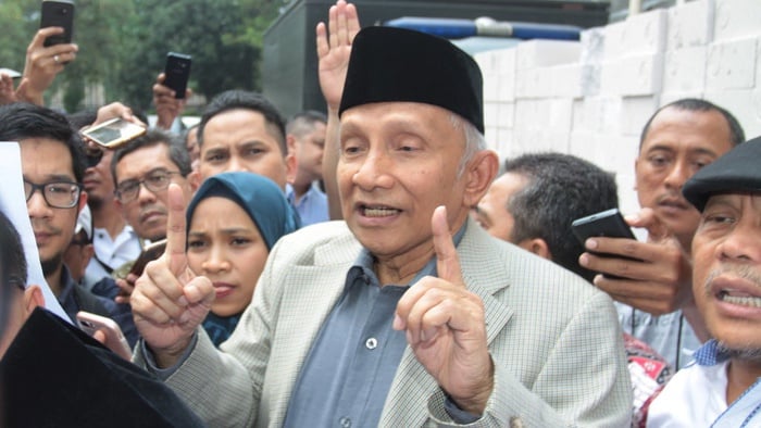 Ramai-Ramai Menjewer Balik Amien Rais