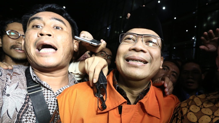 Wakil Ketua DPR Taufik Kurniawan (kanan) dikawal petugas menggunakan rompi orange usai menjalani pemeriksaan di Komisi Pemberantasan Korupsi (KPK), Jakarta, Jumat (2/11/2018). ANTARA FOTO/Wibowo Armando