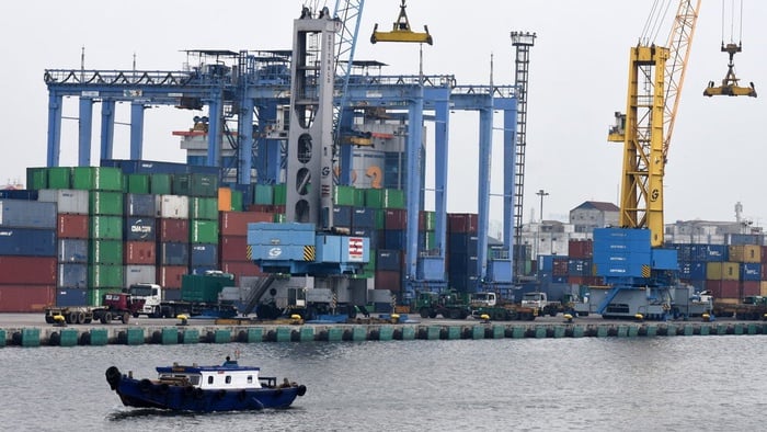 Aktivitas bongkar muat peti kemas di Pelabuhan Tanjung Priok, Jakarta, Senin (12/11/2018). ANTARA FOTO/Indrianto Eko Suwarso