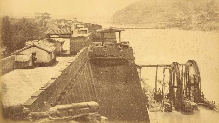 Tembok kota Lanzhou di tepi sungai Kuning, Gansu, Cina; 1875. FOTO/Wikicommon