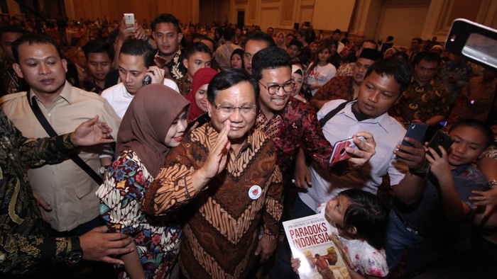 Calon Presiden nomor urut 02 Prabowo Subianto (tengah) menyapa pendukungnya saat menghadiri silaturahmi dengan pengusaha Tionghoa di Surabaya, Jawa Timur, Sabtu (22/12/2018). ANTARA FOTO/Moch Asim/aww.