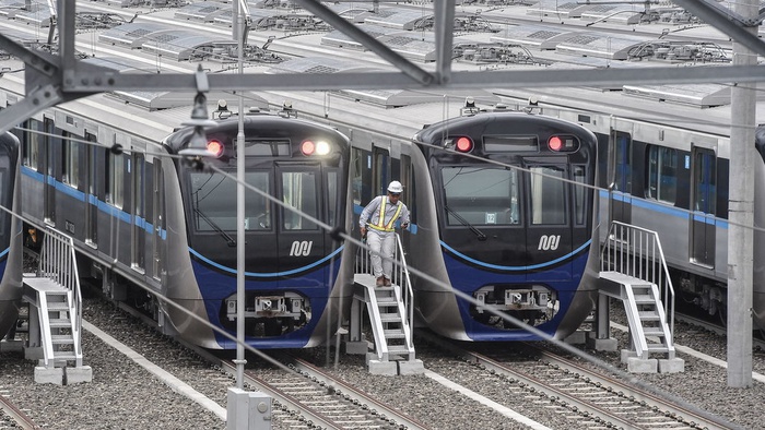 Petugas melakukan pengecekan kereta Mass Rapid Transit (MRT) di Stasiun Lebak Bulus, Jakarta, Kamis (17/1/2019). ANTARA FOTO/Muhammad Adimaja