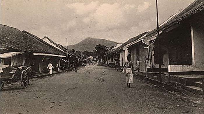 Handelstraat, 1910. Saat ini dikenal sebagai Jalan Suryakencana, Bogor. Mary Evans/Pharcide