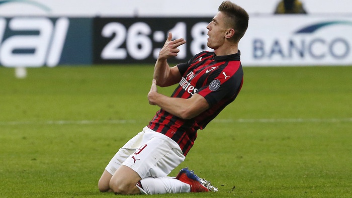 Krzysztof Piatek dari AC Milan merayakan setelah mencetak gol kedua timnya selama pertandingan sepak bola perempat final Piala Italia antara AC Milan dan Napoli di stadion San Siro, di Milan, Italia, Selasa, 29 Januari 2019. (AP Photo/Antonio Calanni)