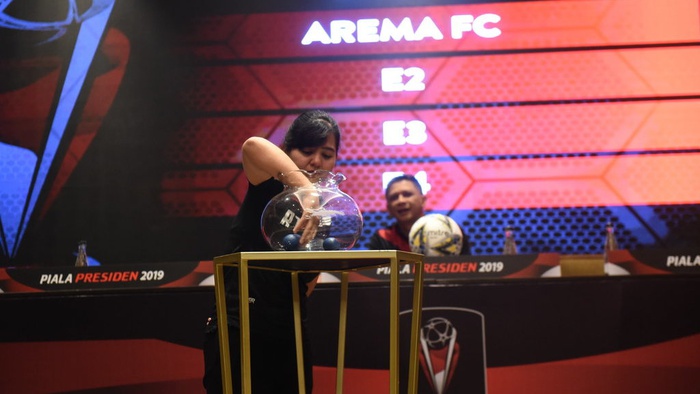 Sekjen PSSI Ratu Tisha Destria (kiri) mengundi tim peserta disaksikan Ketua Panitia Penyelenggara Piala Presiden 2019 Iwan Budianto (kanan) dalam konferensi pers dan drawing Piala Presiden 2019 di Jakarta, Selasa (19/2/2019). ANTARA FOTO/Akbar Nugroho Gumay/hp.