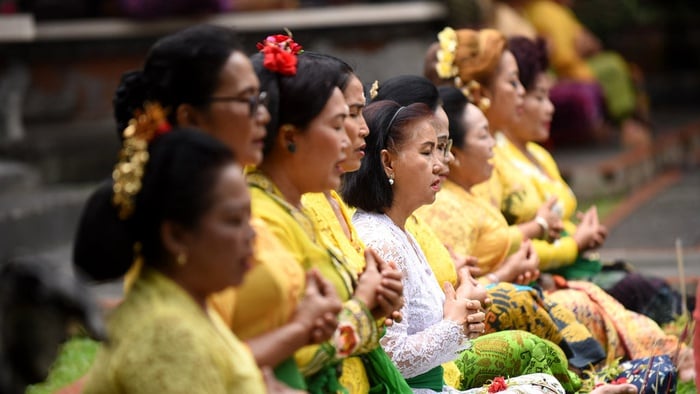 Sejumlah umat Hindu melakukan doa sebelum hewan disembelih untuk dijadikan korban suci pada Upacara Mapepada di Pura Aditya Jaya, Rawamangun, Jakarta, Selasa (5/3/2019). tirto.id/Andrey Gromico