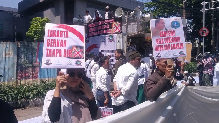 Masa aksi bela islam mendatangi gedung DPRD DKI Jakarta memprotes penolakan anggota dewan yang tak setuju saham bir dicabut, Jumat 8/3/2019. tirto.id/Alfian putra Abdi