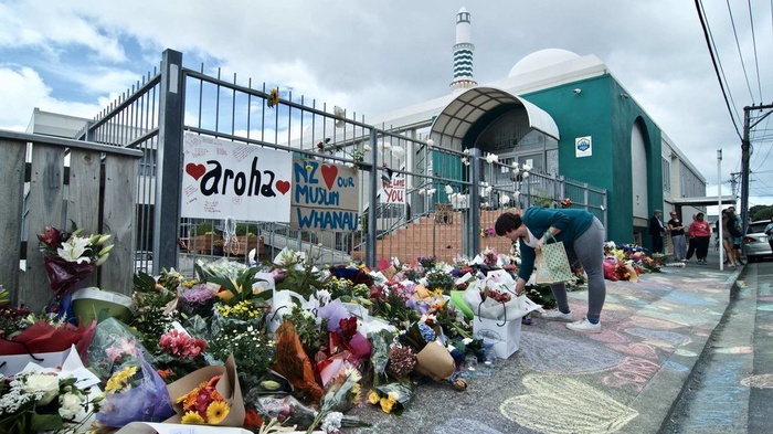 Warga meletakkan bunga di depan Masjid Wellington, Kilbirnie, Wellington, Selandia Baru, Sabtu (16/3/2019).  ANTARA FOTO/Ramadian Bachtiar/wpa.