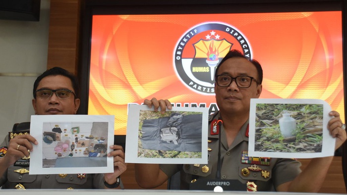 Karopenmas Divhumas Polri Brigjen Pol Dedi Prasetyo (kanan) dan Kabag Penum Divhumas Polri Kombes Pol Asep Adi Saputra, menunjukkan sejumlah gambar barang bukti hasil penangkapan sejumlah teroris jaringan Jamaah Ansharut Daulah (JAD) saat konferensi pers di Mabes Polri, Jakarta, Senin (6/5/2019). ANTARA FOTO/Indrianto Eko Suwarso/ama.