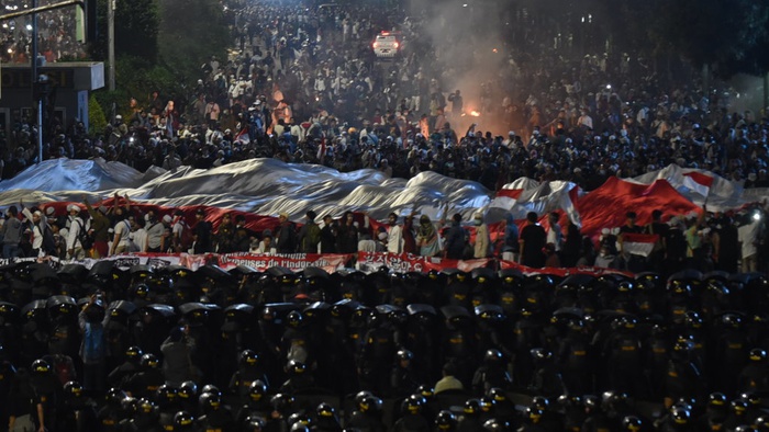 Bentrok antara massa aksi dan polisi kembali terjadi di depan Gedung Bawaslu, Jakarta, Rabu (222/5/2019). tirto.id/Andrey Gromico