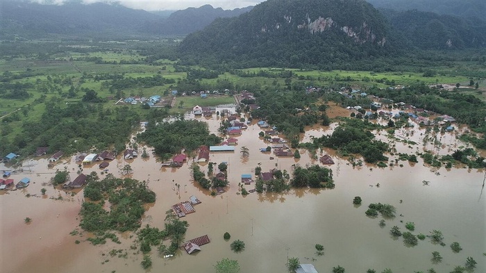 Foto udara kondisi banjir bandang yang merendam rumah warga di Kecamatan Asera, Kabupaten Konawe Utara, Sulawesi Tenggara, Selasa (11/6/2019). ANTARA FOTO/Oheo Sakti.