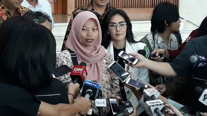 Baiq Nuril (kiri) saat hadir di Gedung DPR didampingi politikus PDIP Rieke Diah Pitaloka, Selasa (16/7/2019). Tirto.id/Bayu Septianto.