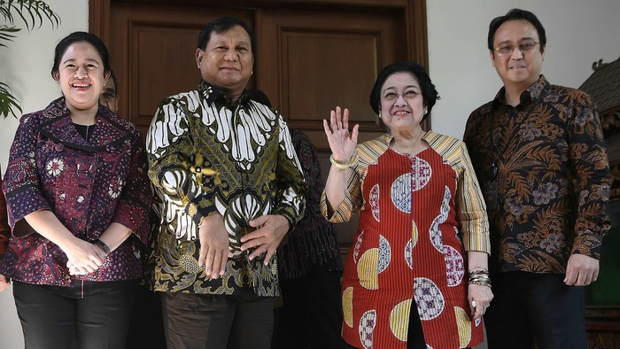 Ketua Umum PDI Perjuangan Megawati Soekarnoputri (kedua kanan) didampingi Puan Maharani (kiri) dan Prananda Prabowo (kanan) menerima Ketua Umum Partai Gerindra Prabowo Subianto (tengah) di kediaman Jalan Teuku Umar, Jakarta, Rabu (24/7/2019). ANTARA FOTO/Puspa Perwitasari.