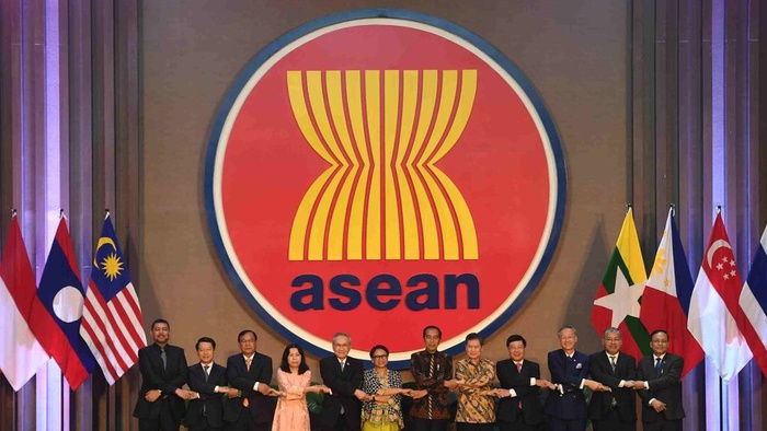 Presiden Joko Widodo (keenam kanan) didampingi Sekretaris Jenderal ASEAN Lim Jock Hoi (kelima kanan) berfoto bersama perwakilan negara-negara ASEAN saat peresmian gedung baru Sekretariat ASEAN di Jakarta, Kamis (8/8/2019). ANTARA FOTO/Akbar Nugroho Gumay/wsj.