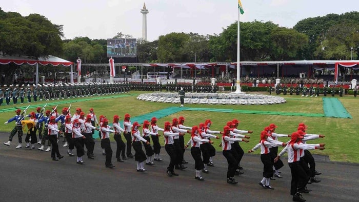 Pasukan Pengibar Bendera Pusaka (Paskibraka)  mengikuti latihan Upacara Peringatan Detik-detik Proklamasi 17 Agustus di halaman Istana Merdeka, Jakarta, Rabu (14/8). ANTARA FOTO/Wahyu Putro A/foc.