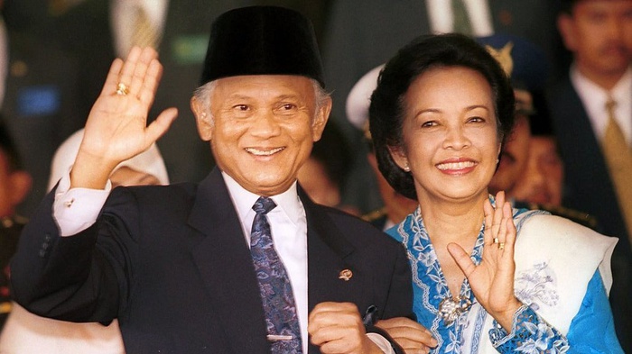 Presiden Indonesia B.J. Habibie, kiri, dan ibu negara Hasri Ainun melambai ketika mereka tiba untuk pembukaan Majelis Permusyawaratan Rakyat, Jumat 1 Oktober 1999 di Jakarta. (AP Photo/Dita Alangkara)