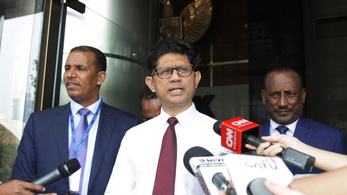 Wakil Ketua KPK, Laode M Syarief (tengah) bersama Komisioner Federal Ethics & Anti Corruption Commission (FEACC) Ayeligne Mulualem Tuafie (kanan) dan Delegasi Pemberantasan Korupsi Ethiopia memberi keterangan pers di Gedung KPK, Jakarta, Selasa (1/10/2019). ANTARA FOTO/Reno Esnir/pd.
