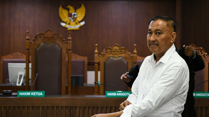 Terdakwa kasus dugaan korupsi KTP elektronik Markus Nari bergegas usai mengikuti sidang dengan agenda pembacaan vonis yang dilakukan oleh majelis hakim di Pengadilan Tipikor, Jakarta, Senin (11/11/2019). ANTARA FOTO/M Risyal Hidayat/aww.