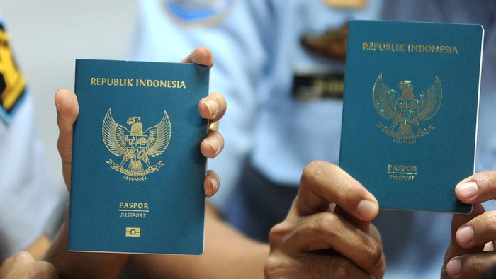 Petugas menunjukkan perbedaan Paspor Elektronik atau e-passport (kiri) dengan paspor biasa saat penerbitan Paspor Elektronik perdana di Kantor Imigrasi Kelas I Khusus Ngurah Rai, Badung, Bali, Rabu (20/11/2019). ANTARA FOTO/Fikri Yusuf/ama.