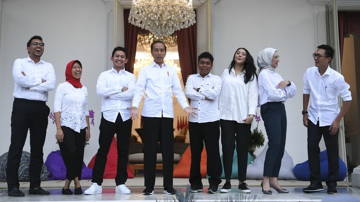 Presiden Joko Widodo bersama staf khusus yang baru dari kalangan milenial (ki-ka) CEO Amartha, Andi Taufan Garuda Putra, Perumus Gerakan Sabang Merauke, Ayu Kartika Dewi, Pendiri Ruang Guru, Adamas Belva Syah Devara, Peraih beasiswa kuliah di Oxford, Billy Gracia Yosaphat Mambrasar, CEO dan Founder Creativepreneur, Putri Indahsari Tanjung, Pendiri Thisable Enterprise Angkie, Yudistia dan Mantan Ketua PMII Aminuddin Ma'ruf ketika diperkenalkan di halaman tengah Istana Merdeka Jakarta, Kamis (21/11/2019). ANTARA FOTO/Wahyu Putro A/nz