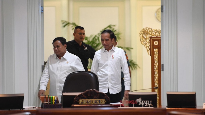 Presiden Joko Widodo (kanan) berjalan memasuki ruangan didampingi Menteri Pertahanan Prabowo Subianto (kiri) sebelum rapat terbatas di Kantor Presiden, Jakarta, Jumat (22/11/2019). ANTARA FOTO/Akbar Nugroho Gumay/pras.