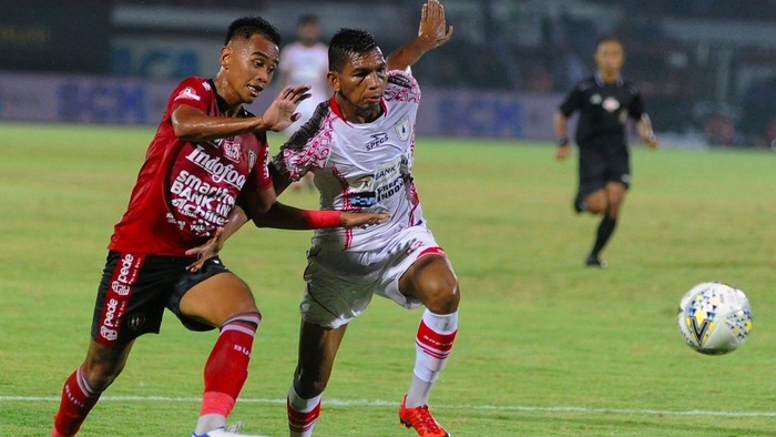 Pesepak bola Bali United Dallen Rovani Doke (kiri) berebut bola dengan pesepak bola Persipura Jayapura Telaubun (kanan) saat pertandingan Liga 1 2019 di Stadion Kapten I Wayan Dipta, Gianyar, Bali, Minggu (8/12/2019). ANTARA FOTO/Fikri Yusuf/foc.