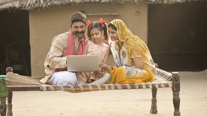 Ilustrasi orang tua India dengan anak perempuannya menggunakan laptop. FOTO/iStockphoto