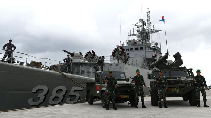 Sejunlah prajurit TNI saat mengikuti upacara Operasi Siaga Tempur Laut Natuna 2020 di Pelabuhan Pangkalan TNI AL Ranai, Natuna, Kepulauan Riau, Jumat (3/1/2020).  ANTARA FOTO/M Risyal Hidayat/pd.