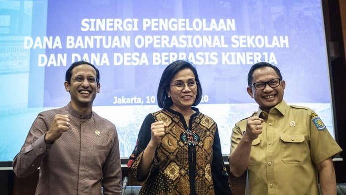 Menkeu Sri Mulyani bersama Mendikbud Nadiem Makarim dan Mendagri Tito Karnavian berfoto sebelum memberikan konferensi pers tentang Sinergi Pengelolaan Dana Bantuan Operasional Sekolah (BOS) dan Dana Desa Berbasis Kinerja di Kementerian Keuangan, Jakarta, Senin (10/2/2020). ANTARA FOTO/Aprillio Akbar/wsj.