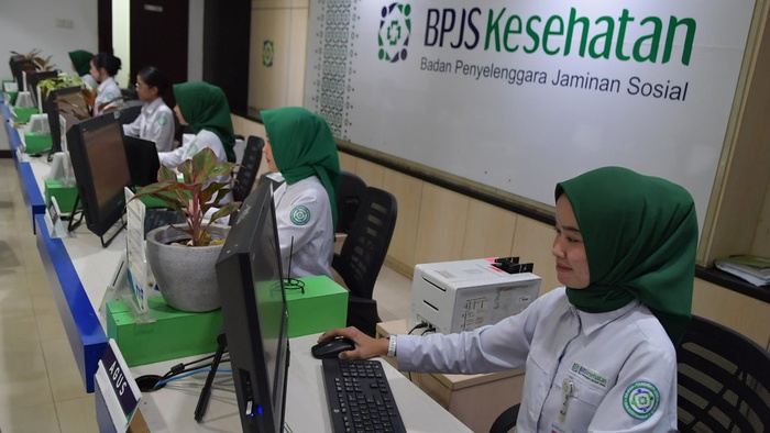 Petugas memasukkan data pelayanan di Kantor Pelayanan Kantor Badan Penyelenggara Jaminan Sosial (BPJS) Kesehatan Jakarta Pusat, Matraman, Jakarta, Senin (9/3/2020). ANTARA FOTO/M Risyal Hidayat/ama.