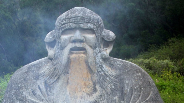Patung perunggu raksasa Lao Zi di Kuil Taiqing, Cina. AP/Xinhua, Chu Yongzhi