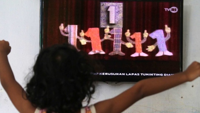Seorang anak menonton televisi siaran perdana 'Belajar dari Rumah' tingkat PAUD yang diselenggarakan Kementerian Pendidikan dan Kebudayaan (Kemendikbud) di Kota Kediri, Jawa Timur, Senin (13/4/2020). ANTARA FOTO/Prasetia Fauzani/hp.
