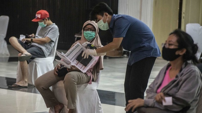 Petugas berbincang dengan warga yang hendak menggadaikan barangnya di Kantor Pusat Pegadaian, Jakarta, Selasa (21/4/2020).ANTARA FOTO/Aprillio Akbar/foc.