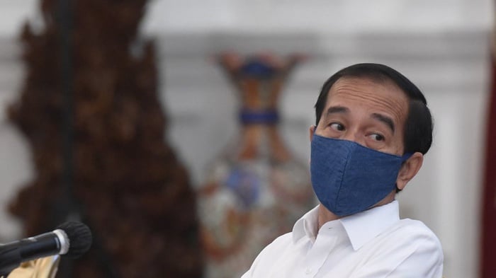 Presiden Joko Widodo bersiap memimpin rapat terbatas (ratas) di Istana Merdeka, Jakarta, Selasa (7/7/2020). ANTARA FOTO/Hafidz Mubarak A/POOL/foc.