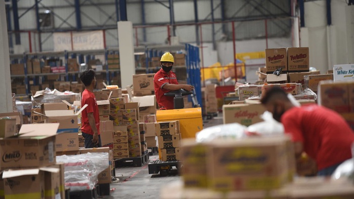 Sejumlah petugas menyortir barang pesanan konsumen di Warehouse JD.ID, Marunda, Kabupaten Bekasi, Jawa Barat, Jumat (11/12/2020). E-commerce menjadi salah satu bidang bisnis buah dari dampak positif TIK. tirto.id/Andrey Gromico