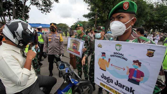Petugas gabungan TNI dan Polri menjaring warga tidak menggunakan masker saat berlangsung kampanye gerakan pakai masker (GPM),  di Lhokseumawe, Aceh, Selasa (2/2/2021). ANTARA FOTO/Rahmad/hp.