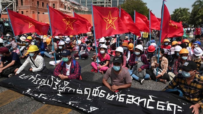 Demonstran memprotes kudeta militer di Yangon, Myanmar, Jumat (19/2/2021). ANTARA FOTO/REUTERS/Stringer/HP/sa.