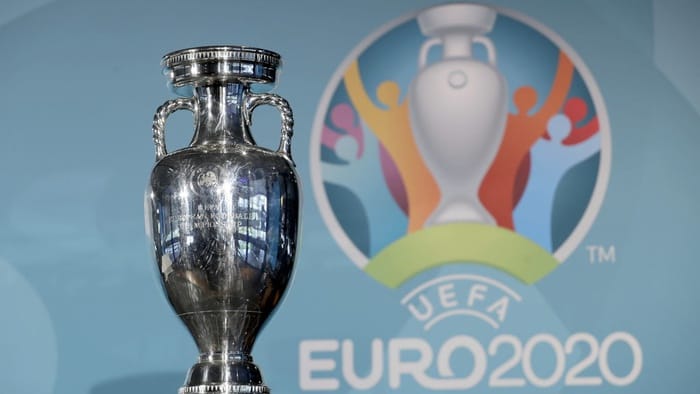 Piala kejuaraan sepak bola Euro di depan logo saat penyerahan logo Munich sebagai salah satu kota <a href='https://manado.tribunnews.com/tag/tuan-rumah' title='tuan&nbsp;rumah'>tuan&nbsp;rumah</a> kejuaraan sepak bola Eropa <a href='https://manado.tribunnews.com/tag/euro-2020' title='Euro&nbsp;2020'>Euro&nbsp;2020</a> di Munich, Jerman. (AP Photo/Matthias Schrader, File)