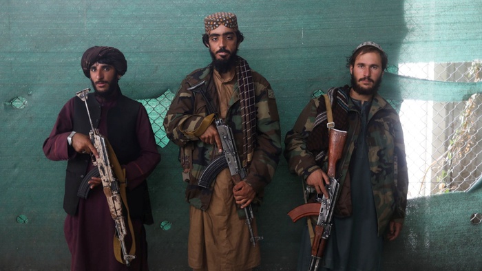 Tentara Taliban berdiri di Pangkalan Udara Bagram di Parwan, Afghanistan, Kamis (23/9/2021). Gambar diambil (23/9/2021). ANTARA FOTO/WANA (West Asia News Agency) via REUTERS/WSJ/sa.