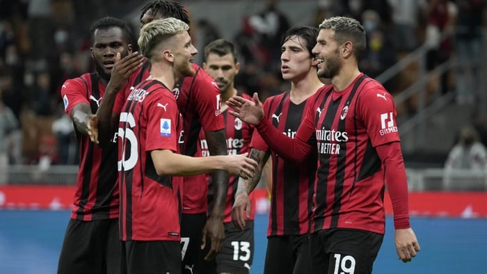 Pemain AC Milan melakukan selebrasi pada pertandingan seri A saat melawan Venezia di San Siro stadium, Milan, Italy, (AP Photo/Antonio Calanni)