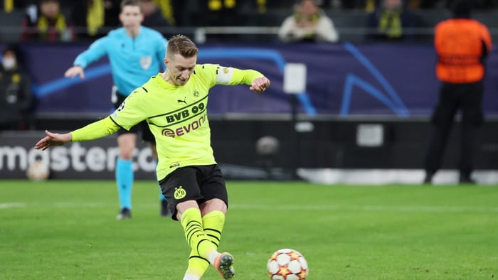 Pemain Borussia Dortmund Marco Reus mencetak gol kedua mereka dari titik penalti. Sepak Bola - Liga Champions - Grup C - Borussia Dortmund v Besiktas - Signal Iduna Park, Dortmund, Jerman - 7 Desember 2021. REUTERS/Wolfgang Rattay