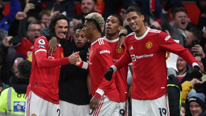 Pemain Manchester United Marcus Rashford merayakan gol pertama mereka dengan Edinson Cavani, Fred, Anthony Martial dan Raphael Varane. REUTERS/Phil Noble EDITORIAL USE ONLY