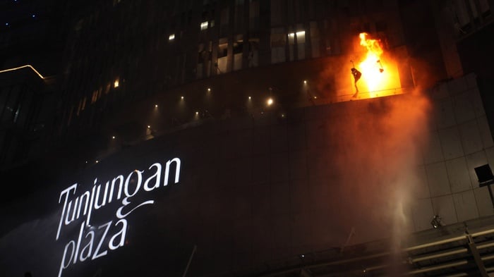 Kobaran api muncul dari Tunjungan Plaza 5 yang terbakar di Surabaya, Jawa Timur, Rabu (13/4/2022). ANTARA FOTO/Didik Suhartono/aww.