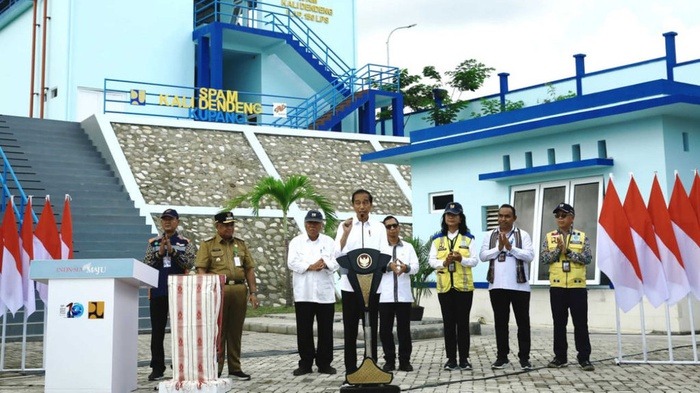 Menteri Pekerjaan Umum dan Perumahan Rakyat (PUPR) Basuki Hadimuljono mendampingi Presiden Joko Widodo meresmikan pembangunan Sistem Penyediaan Air Minum (SPAM) Kali Dendeng di Kota Kupang, Provinsi Nusa Tenggara Timur, Rabu (6/12). (FOTO/Biro Komunikasi Publik Kementerian PUPR)