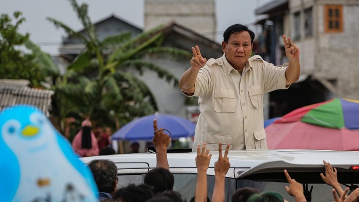 Calon Presiden nomor urut 2 Prabowo Subianto menyapa warga saat menghadiri masak besar di Cilincing, Jakarta, Sabtu (30/12/2023). ANTARA FOTO/Asprilla Dwi Adha/Spt.